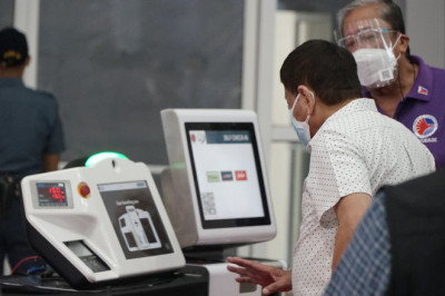 Contacless baggage check-in kiosk