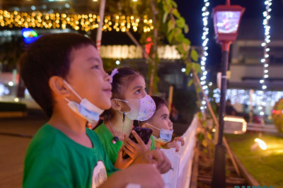 Watching Christmas at Damosa  Land