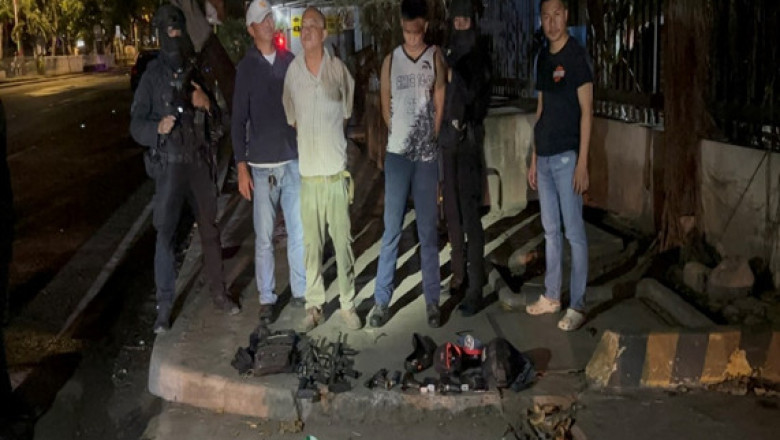 Pulis, security manager nakuhaan ug mga armas, arestado