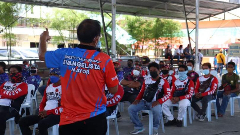 Santo Tomas LGU distributes honorarium to Barangay Tanods