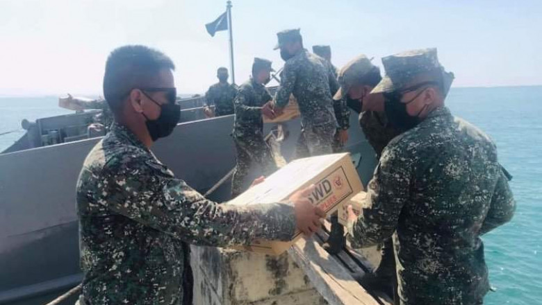 7,000 mga kinartong pagkaon, dala sa Philippine Navy paingong Siargao