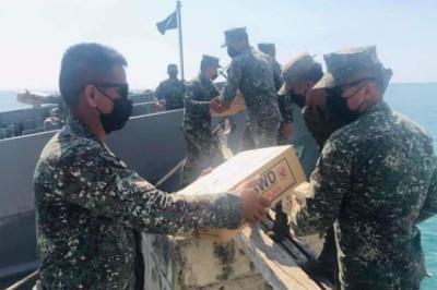 7,000 mga kinartong pagkaon, dala sa Philippine Navy paingong Siargao