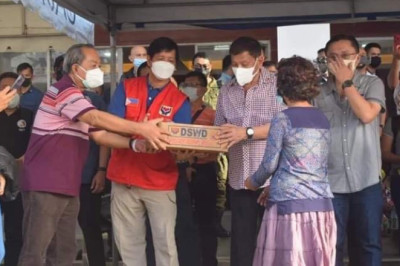 Pangulong Duterte,  mibisita sa Siargao ug nanguna sa gipanghatag nga family food packs sa mga residente