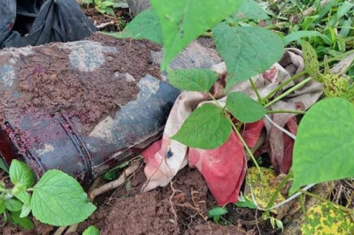 Mag-uuma, nabuthan ug eksplosibo, angol