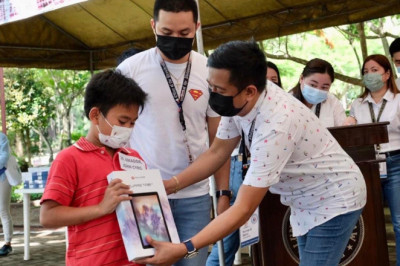 2,932 students benefit Davao City’s Tablet Sharing Project