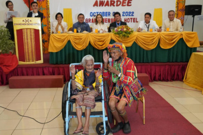 Honored 32 centenarians get P100k cash each
