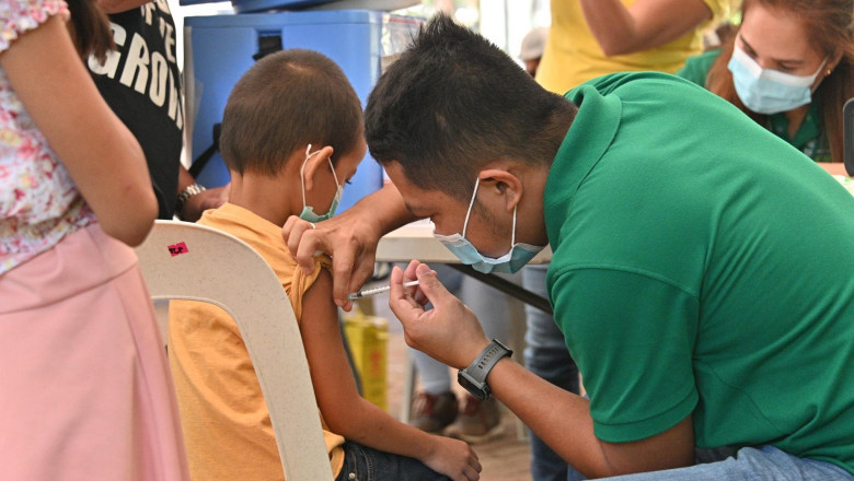 Anti-COVID vaccination kicks off in public schools