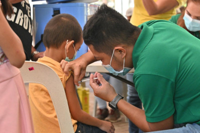 Anti-COVID vaccination kicks off in public schools