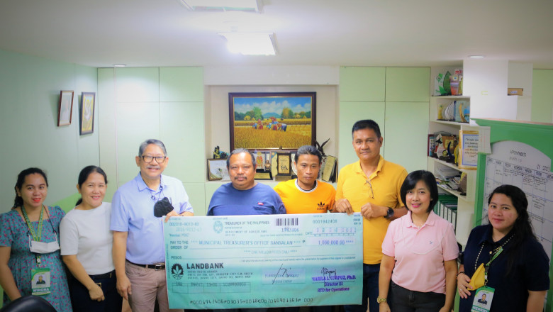 DA-11 turns over P1-M for coffee storage facility  in Bansalan