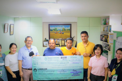 DA-11 turns over P1-M for coffee storage facility  in Bansalan