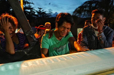 10th ID hands over remains of slain NPA rebel to family