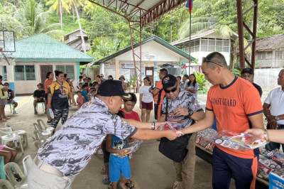 120 pupils sa IGACOS, nakadawat ug school supplies gikan Coast Guard