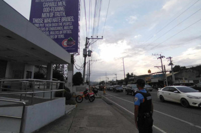 Lalaki nga nakasinati ug depression, nikatkat ug billboard structure kasuhan