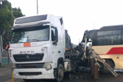 Truck ug bus nagbangga, 16 pasahero angol
