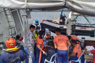 19 pasahero nga mangaligo'g dagat sa Samal, na-rescue human naunlod ang gisakyang fishing boat