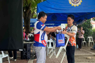 Bong Go extends support to scholars in Davao Oriental