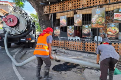 ASU's vacuum jetting truckstarts operations in Poblacion streets