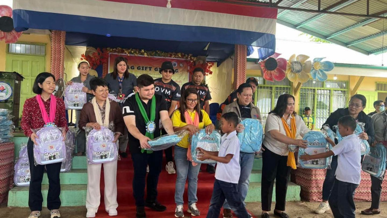 Columbus Elementary kids get school bags