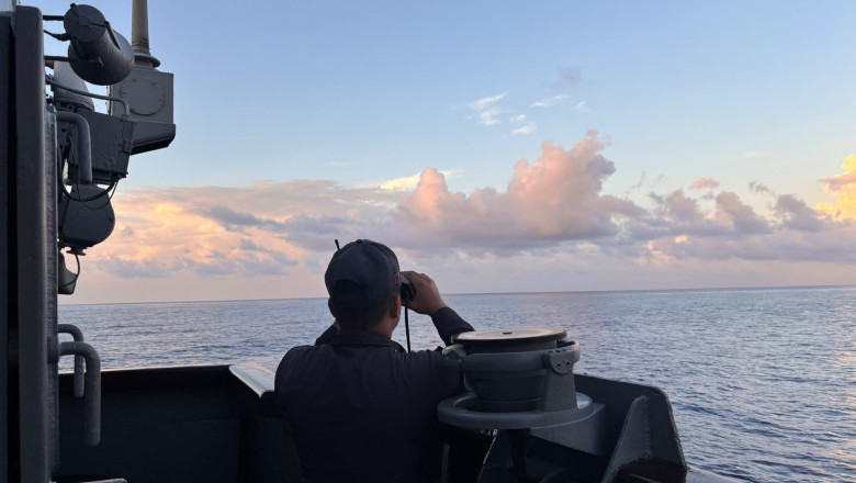 Navy continues search and rescue operations in Indonesian Waters for 9 missing  passengers