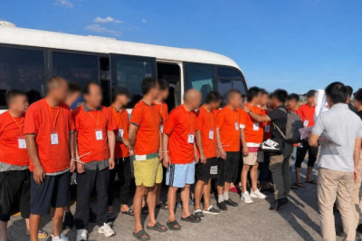 20 Chinese arrested for immigration breaches, illegal mining airlifted  to Manila