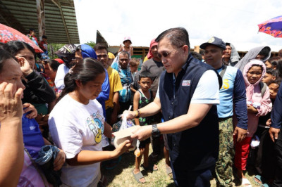 Sen. Bong Go personally assists earthquake victims in Malapatan, Sarangani Province, extends condolences to bereaved families